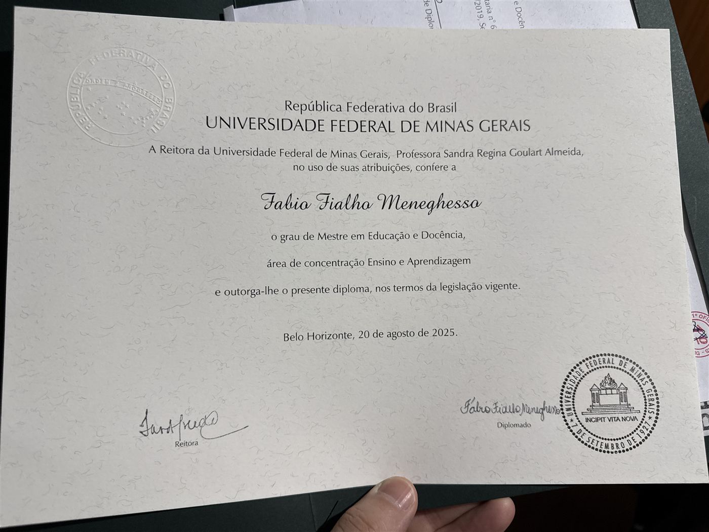 Diploma de Mestre em Educação e Docência pela UFMG em nome de Fábio Fialho Meneghesso