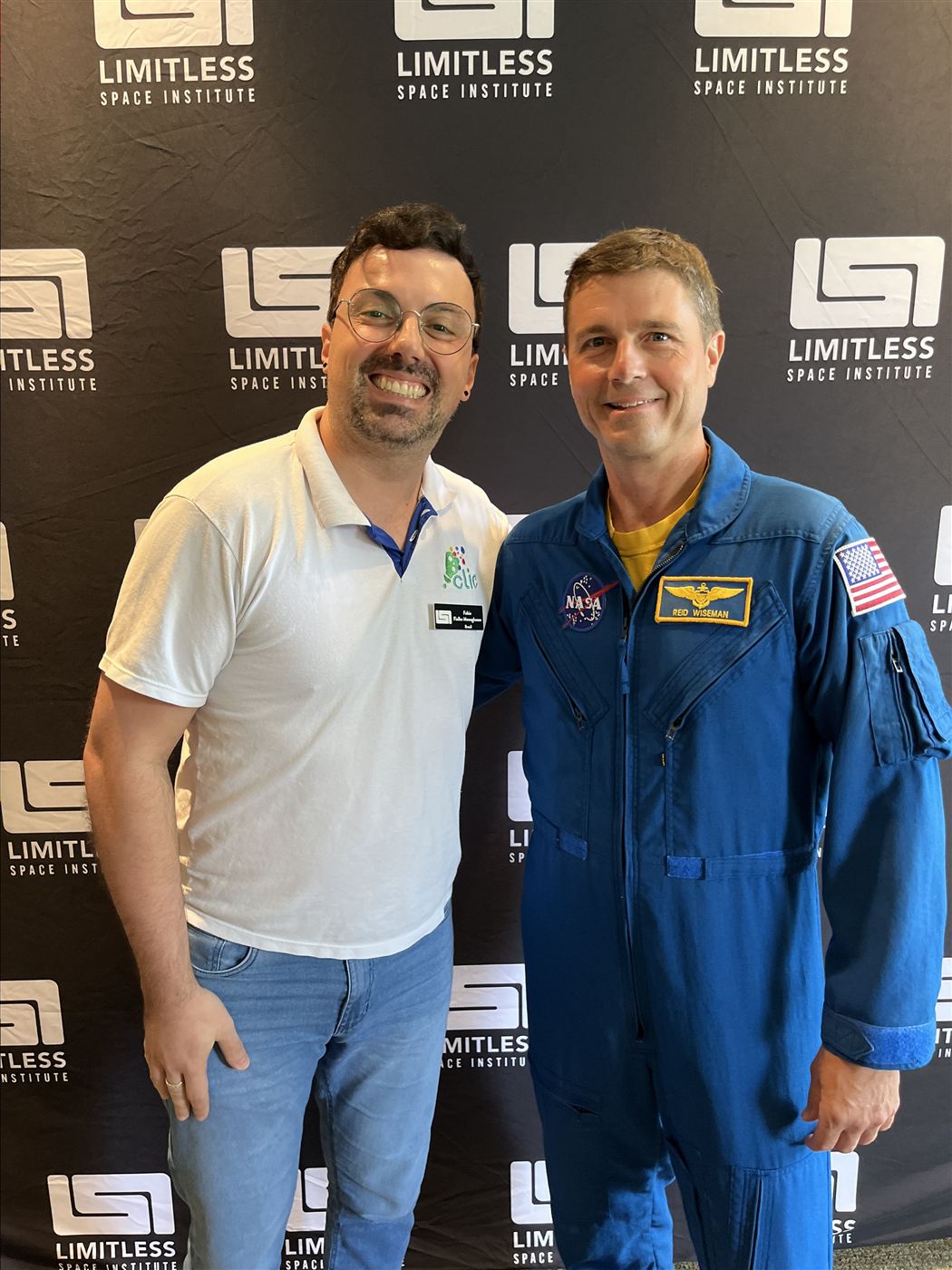 Prof. Fábio Fialho Meneghesso ao lado do astronauta Reid Wiseman, da NASA