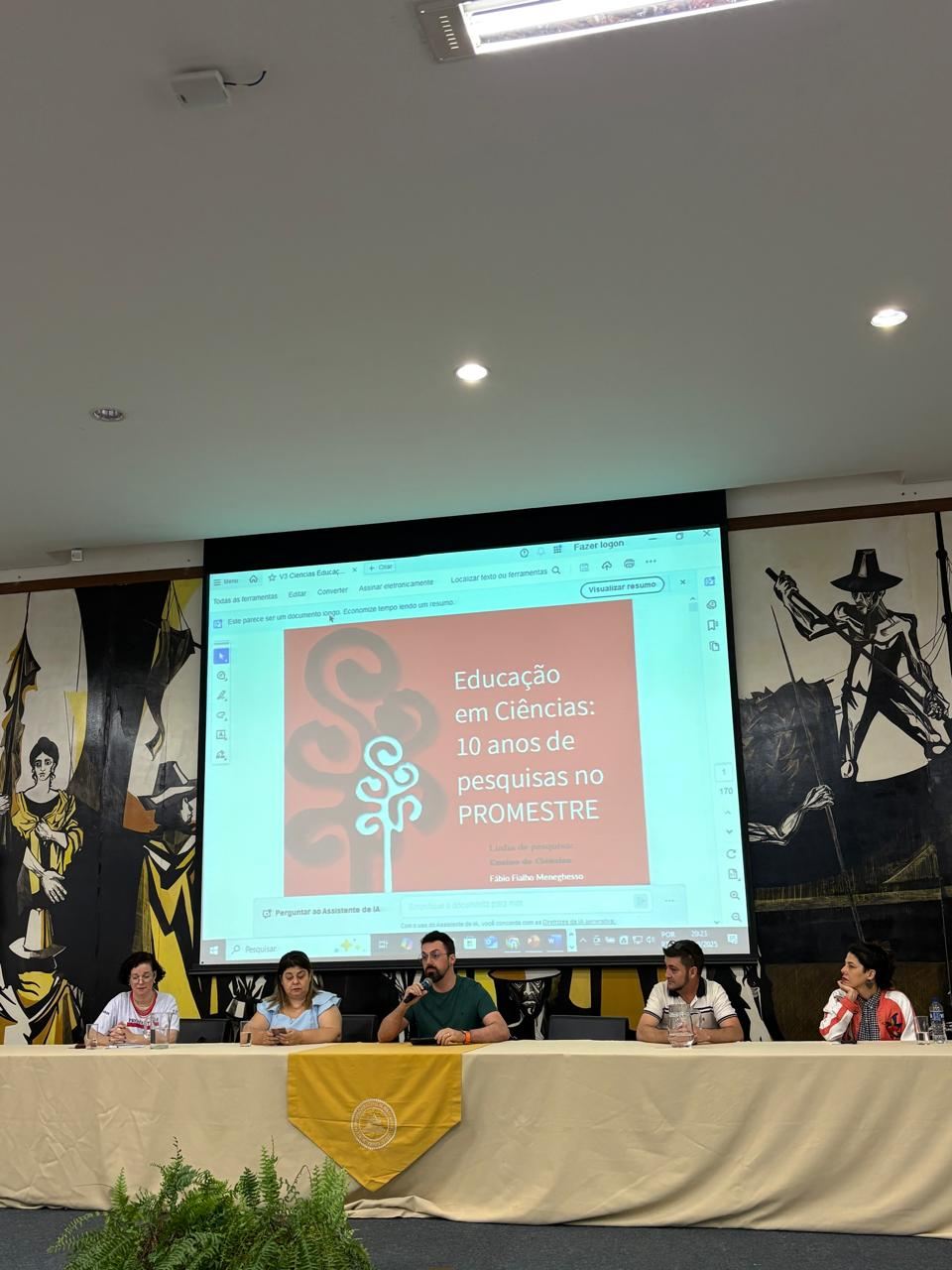 Mesa de apresentação com o tema Educação em Ciências: 10 anos de pesquisas no Promestre
